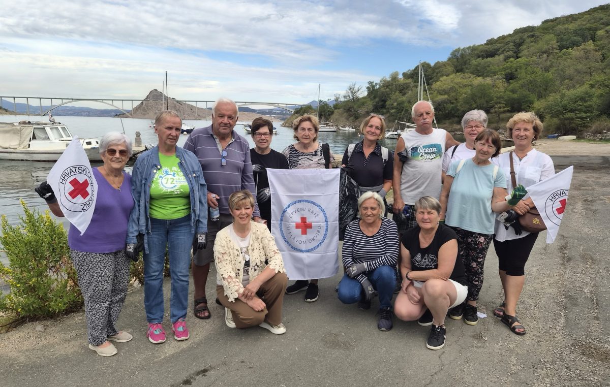 Članice Kluba 60+ Omišalj očistile uvalu Voz nakon turističke sezone