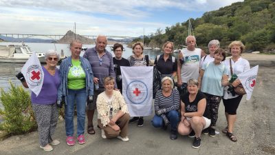 Članice Kluba 60+ Omišalj očistile uvalu Voz nakon turističke sezone