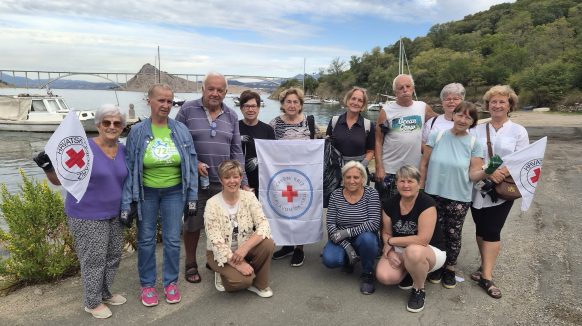 Članice Kluba 60+ Omišalj očistile uvalu Voz nakon turističke sezone