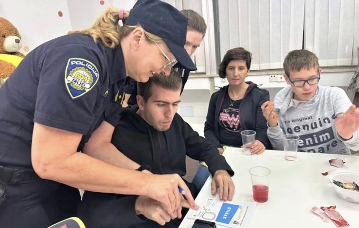 Policija i vatrogasci posjetili članove Udruge „Mali veliki svjetovi“ u Omišlju
