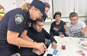 Policija i vatrogasci posjetili članove Udruge „Mali veliki svjetovi“ u Omišlju