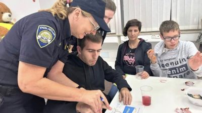 Policija i vatrogasci posjetili članove Udruge „Mali veliki svjetovi“ u Omišlju